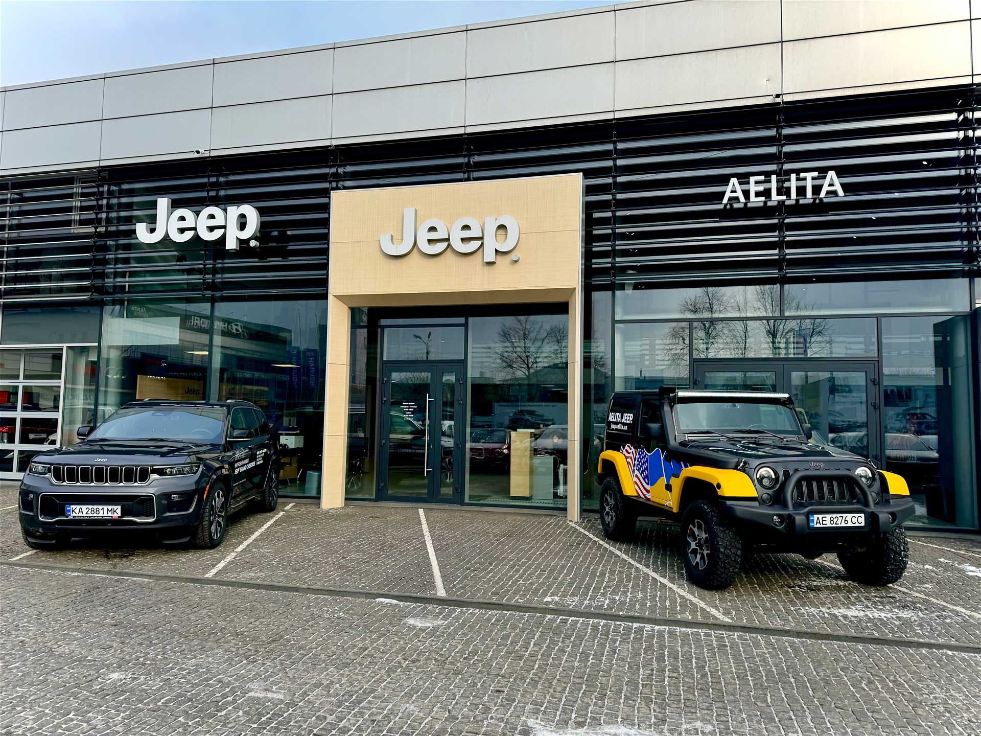 Вхід в автосалон Jeep
