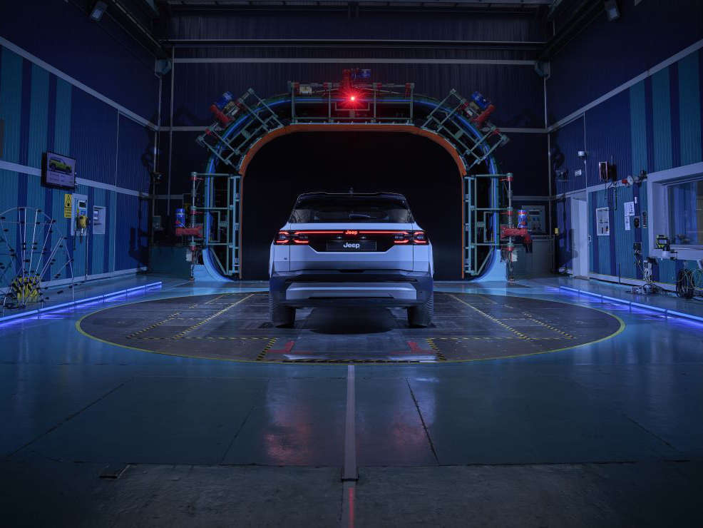 Jeep Compass білого кольору у аеродинамічній трубі