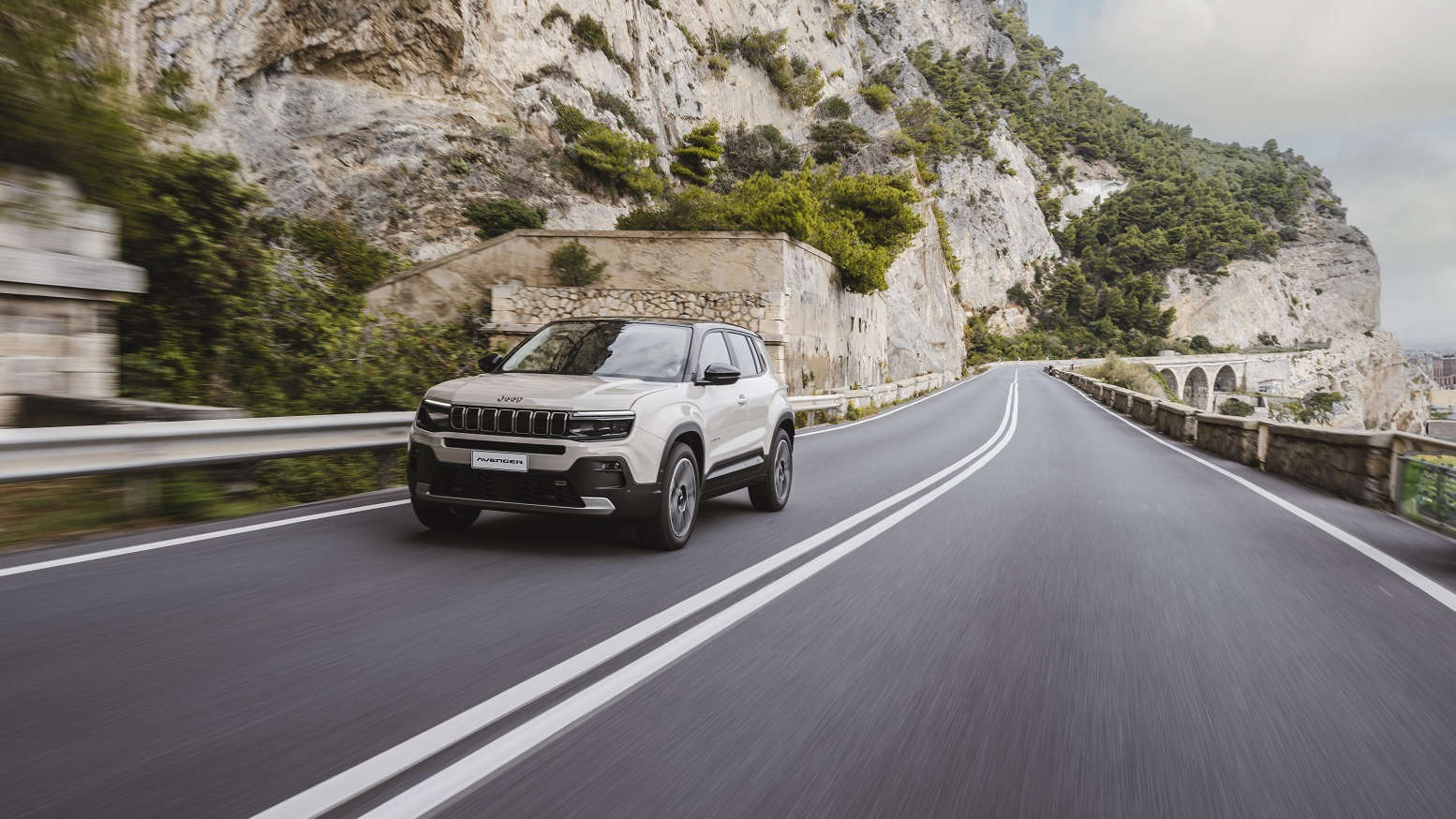 Новий Jeep Avenger e-Hybrid вже доступний для тестів у Європі та незабаром з’явиться в Україні
