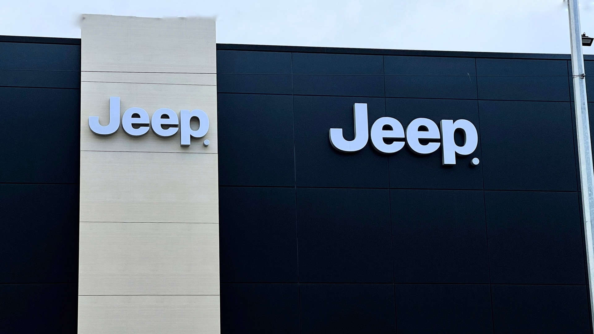 У Києві розпочинають роботу одразу три нові концептуальні дилерські центри Jeep