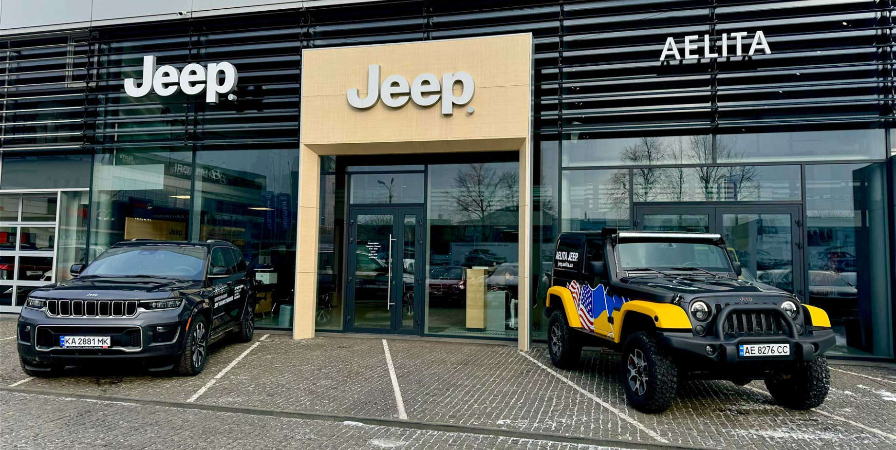 Вхід в автосалон Jeep